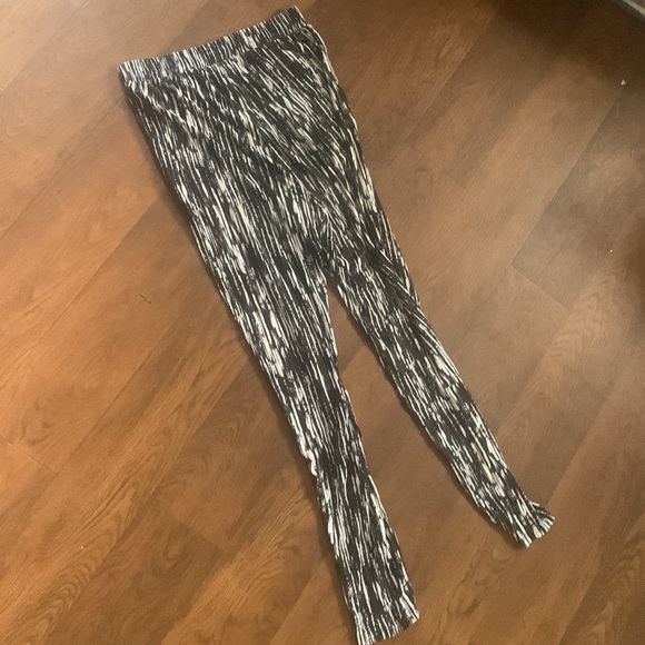 Black and White Streak patterned Harem pants - Picture 5 of 5